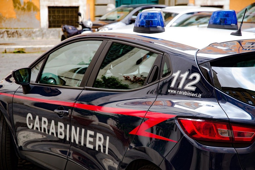 Acido e botte alla moglie, 55enne arrestato a Castellammare 
