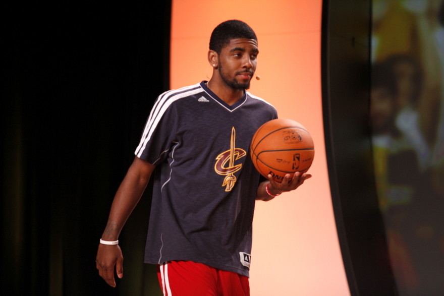 Basket NBA: Irving messo fuori squadra dai Nets perché no-vax