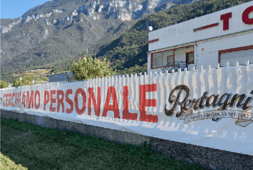 Trento, striscioni fuori dallo stabilimento per cercare personale