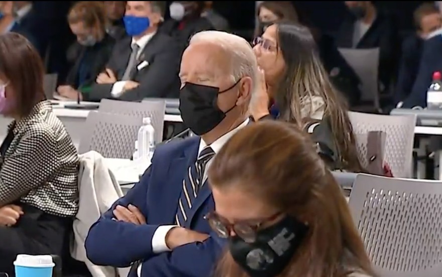 Biden: il pisolino in diretta sognando un mondo più green - VIDEO