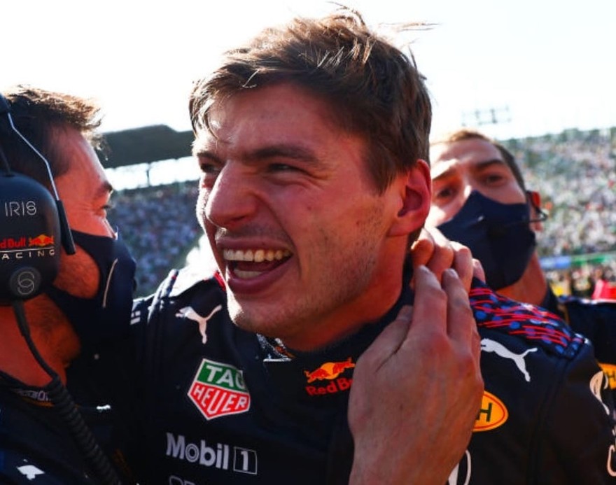Verstappen campione, superato Hamilton all'ultimo giro