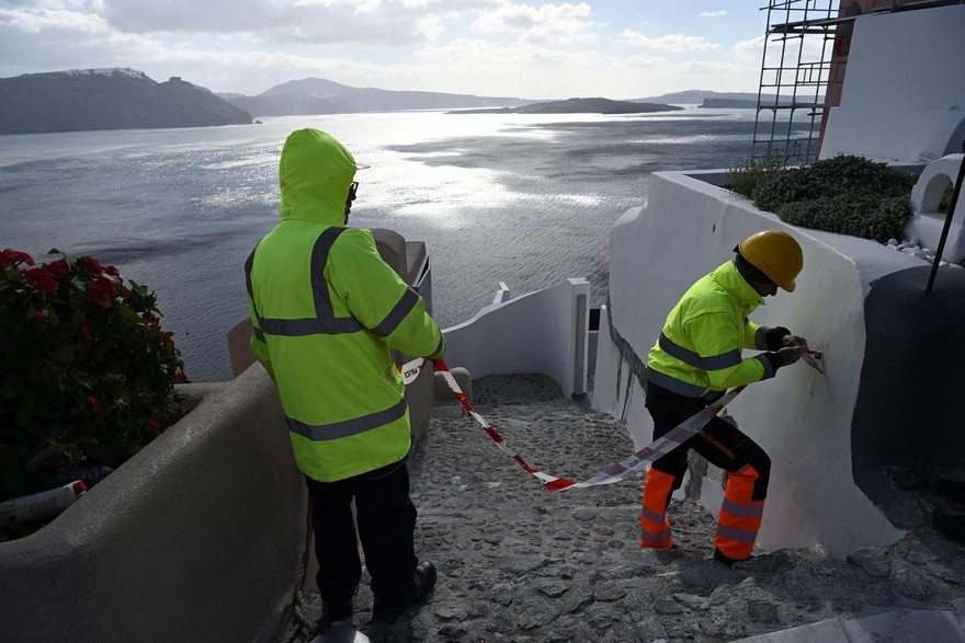 Santorini trema ancora, alto rischio frane per scosse sismiche