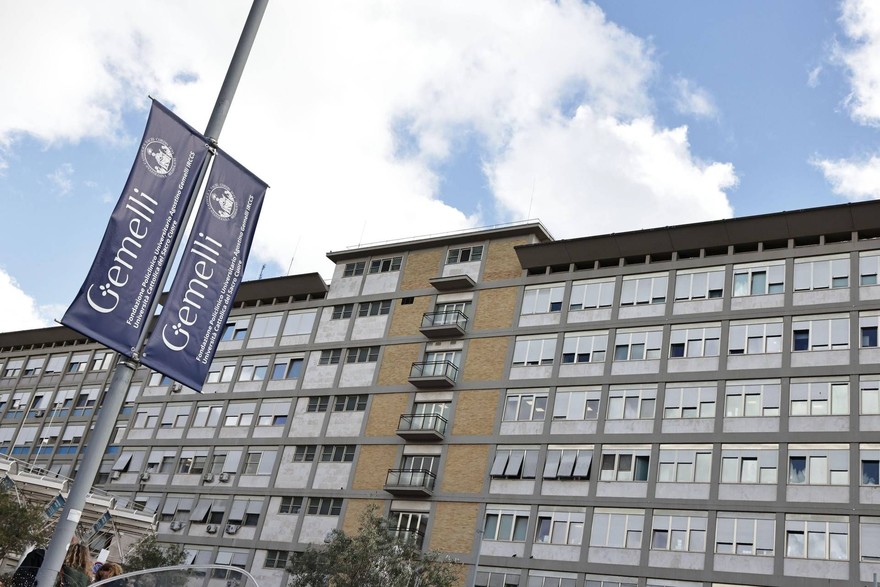 Papa Francesco sta meglio ma non è fuori pericolo