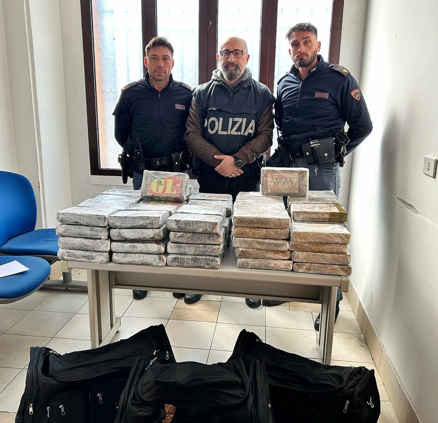 Viaggiava in auto con 100 kg di coca, fermato ad Aprilia