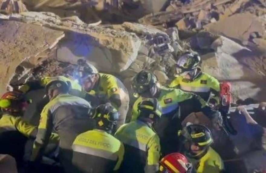 Crollo palazzina a Bari, salva 74enne rimasta dentro