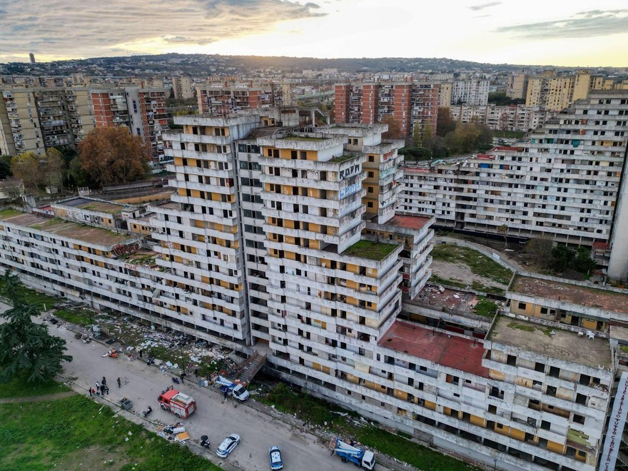 A Scampia è iniziato l'abbattimento della vela gialla