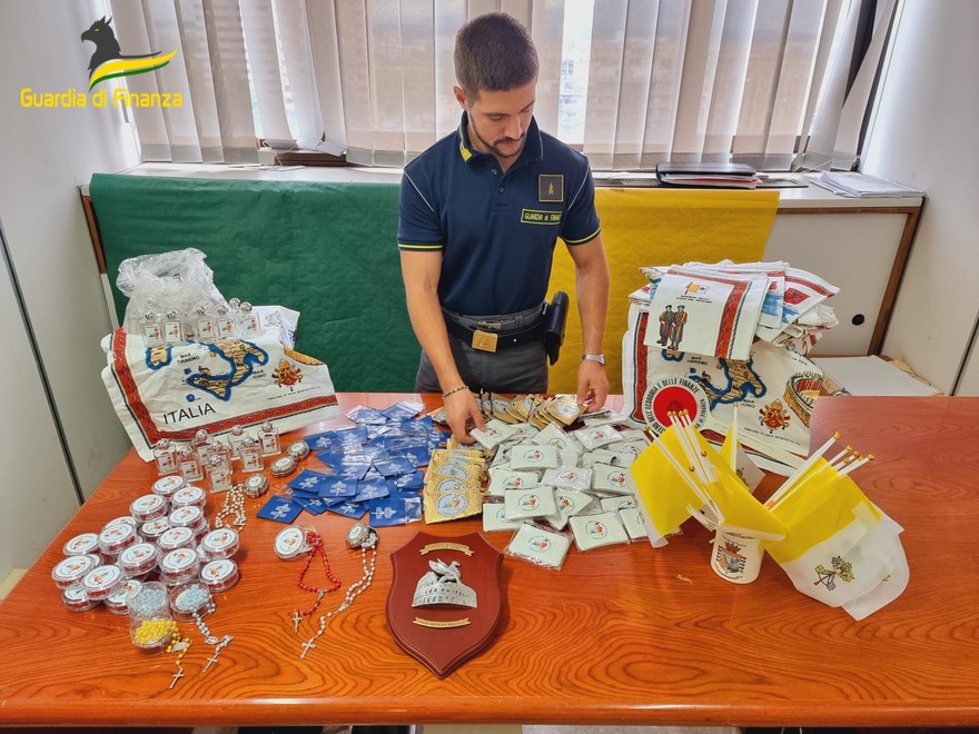 Sequestrati 16 milioni di gadget illegali per il Giubileo