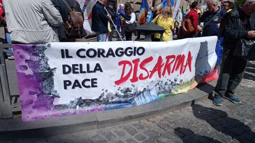 Corteo M5S contro il riarmo, Conte 'invade' la piazza