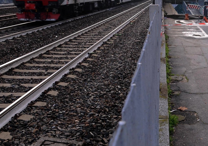 Milano, due persone morte travolte da treni