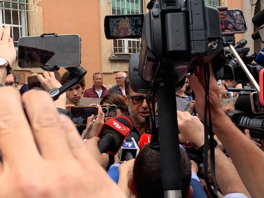 Caso Garlasco, Corona show davanti alla procura di Pavia