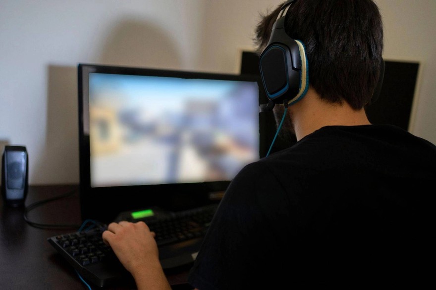 Siti porno nel mirino Ue, indagini su verifica età minori