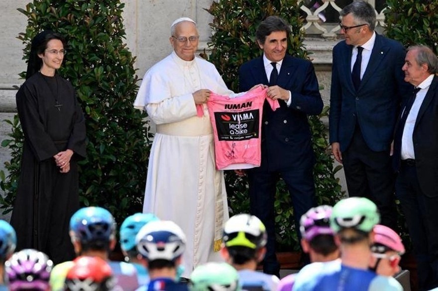 La maglia rosa del Giro d'Italia 2025 è del Papa