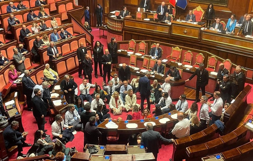 Dl sicurezza, ok con fiducia ma in Senato è quasi rissa