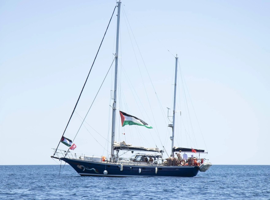Nave con a bordo Greta Thunberg dirottata verso le coste israelia