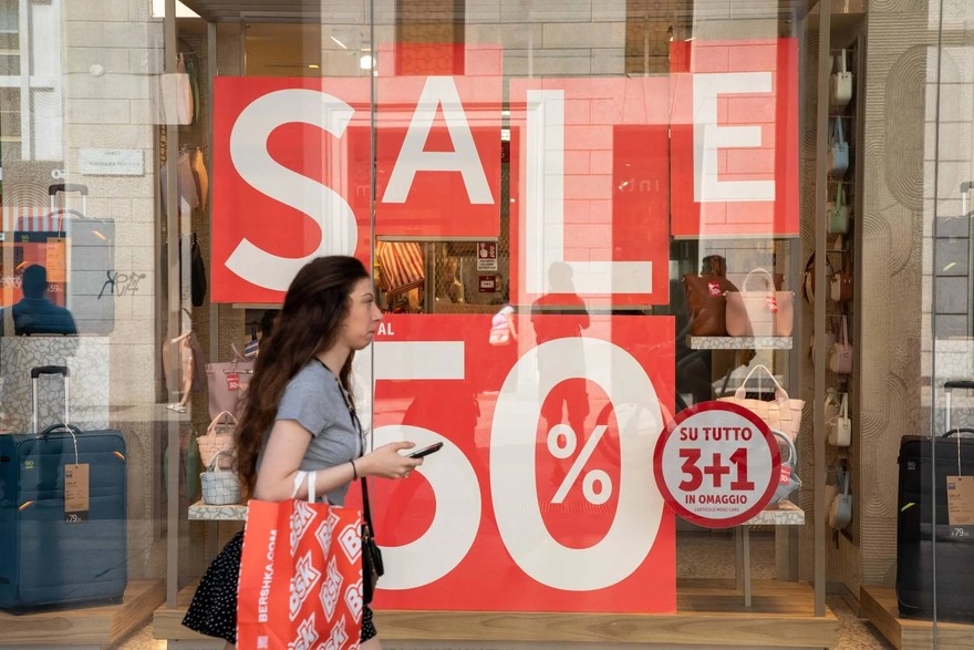 Oggi partono i saldi estivi 2025, speranza dei commercianti