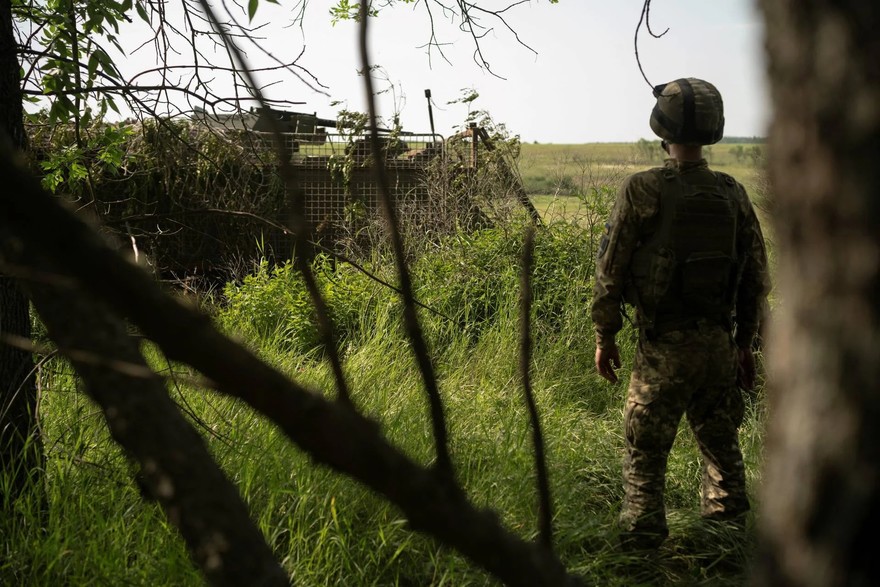 Ucraina, soldati usano reti da pesca per difesa dai droni russi