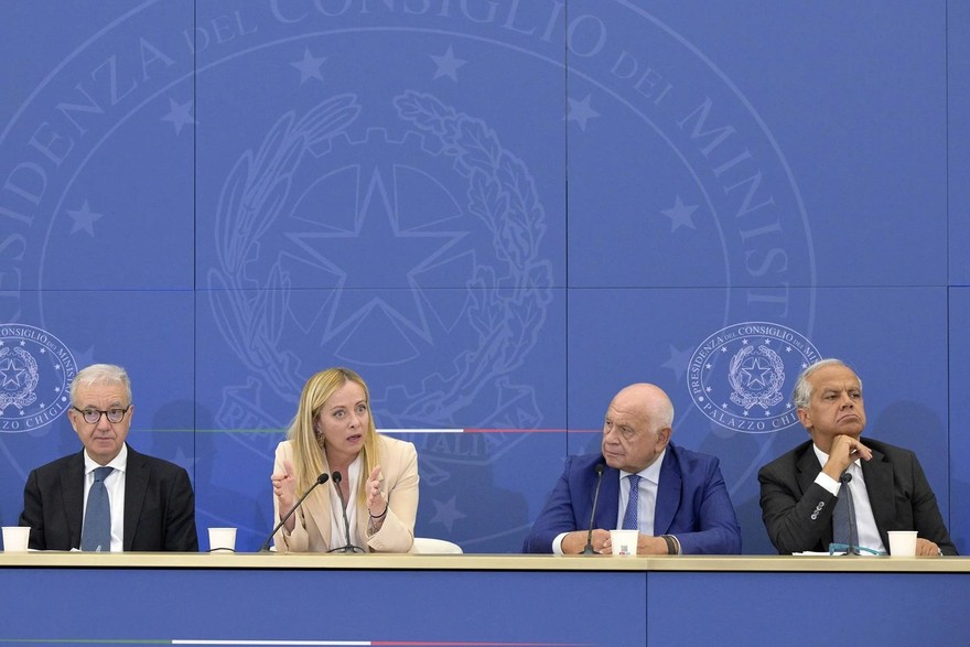 Caso Almasri, perché Meloni è stata derubricata ma gli altri no