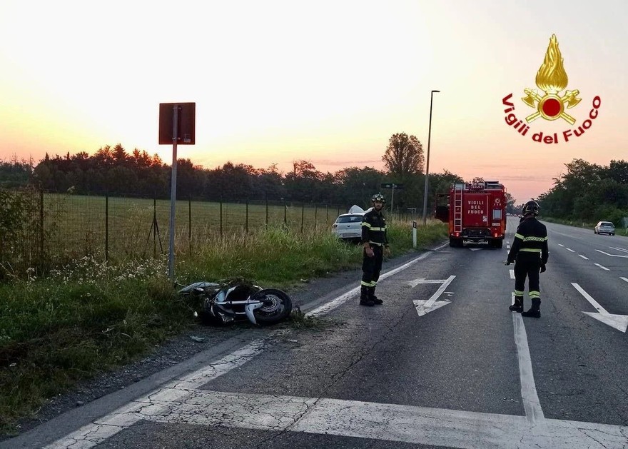 Scontro tra auto e moto nel milanese, un morto e un ferito